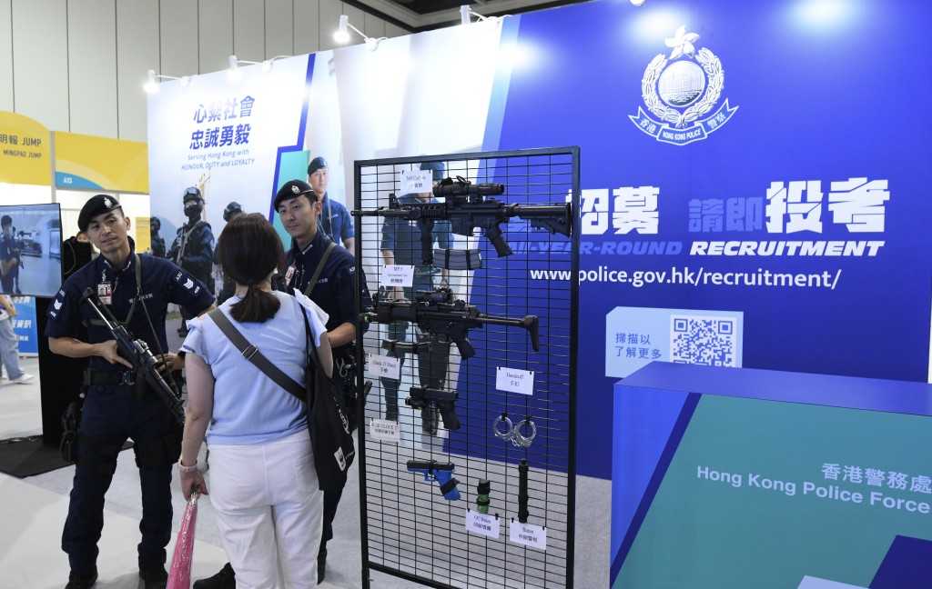 警方在博览会开设招募摊位。