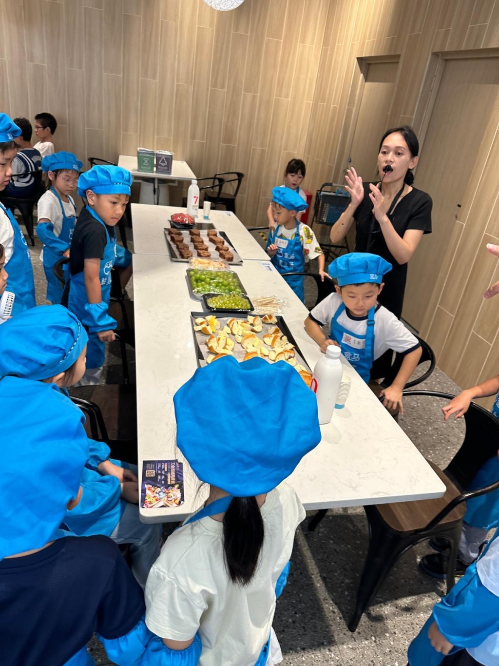 「扮工」完畢就可一起享用美食了。(圖片來源:FB@與童共融 與你童行 ) 「扮工」完畢就可一起享用美食了。(圖片來源:FB@與童共融 與你童行 )