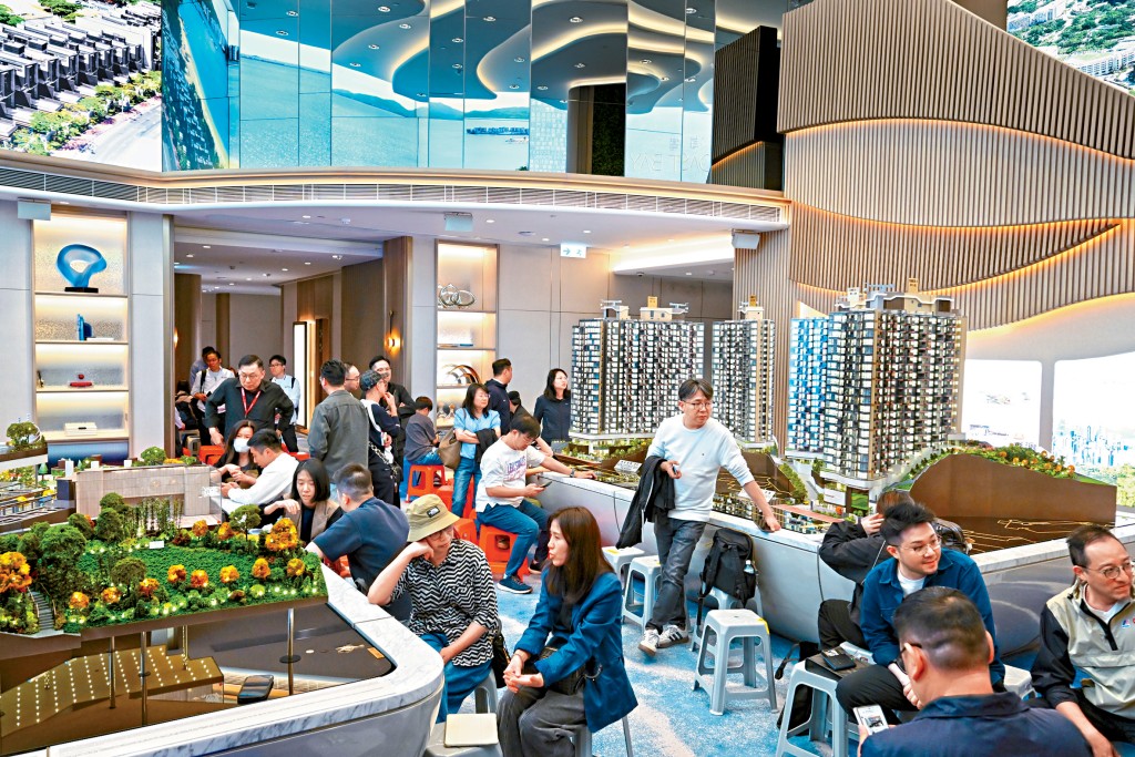 黃金海灣．珀岸昨進行新一輪銷售吸引不少準買家到場揀樓。