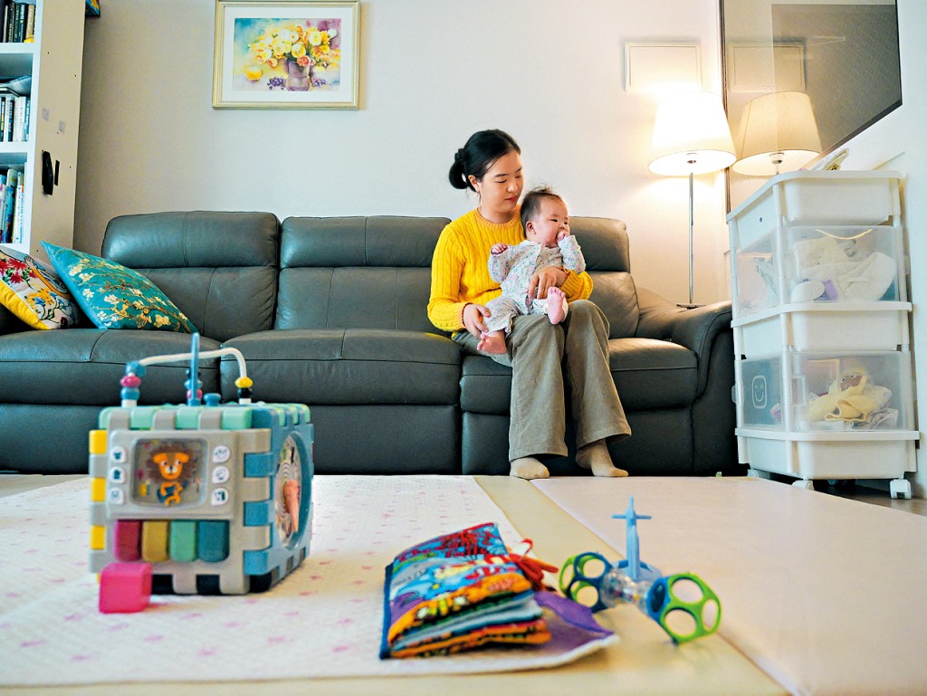 首爾的一名母親在照顧嬰兒。