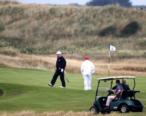 美國總統特朗普公司計畫在蘇格蘭東北部地區建高爾夫球場，引當地居民反對。AP資料圖片