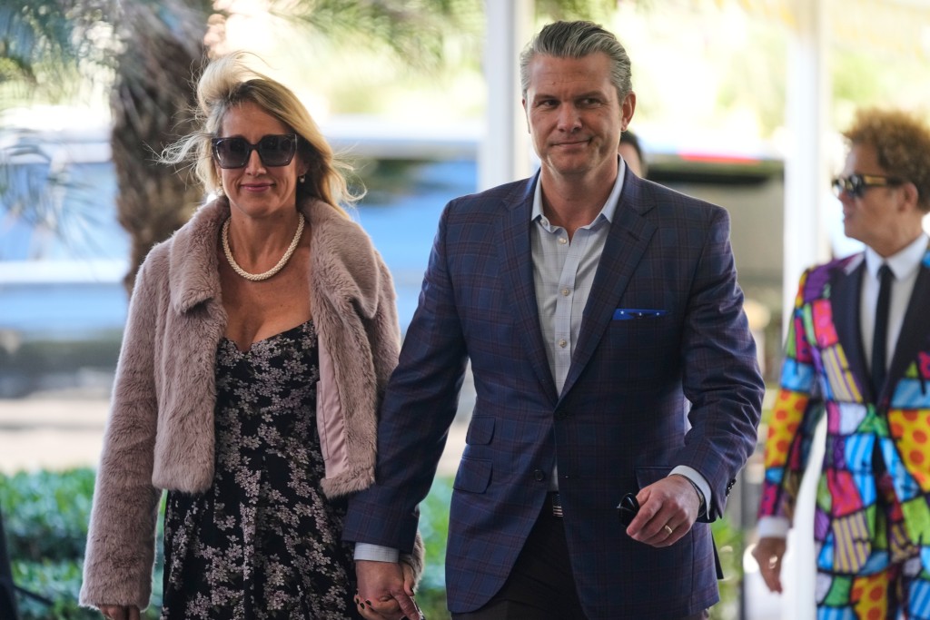 防長赫格塞思攜妻出席婚禮。美聯社