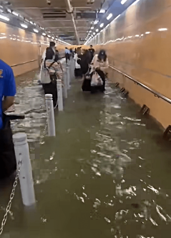 蓮塘口岸連接巴士站的隧道水浸。網圖