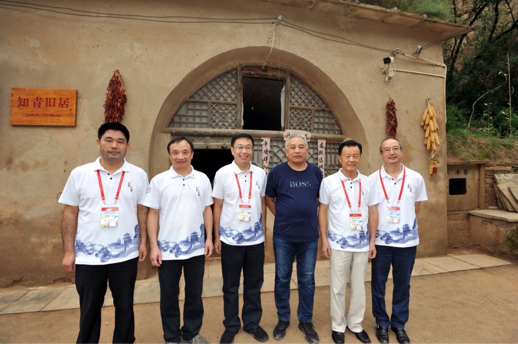 中聯辦副主任何靖(左三)、雷平生(右三)、交流團團長許榮茂(右二)在知青舊居前合影。招淑英攝