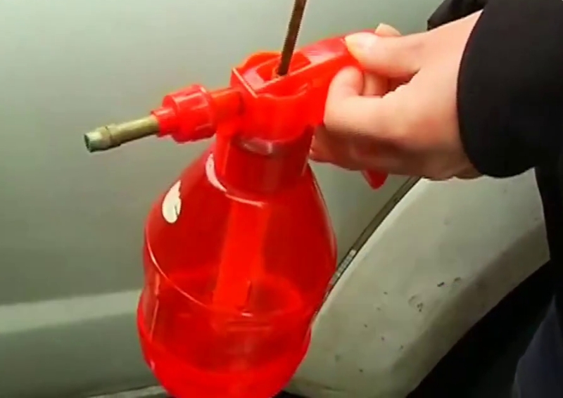 事故原因可能是加壓式噴壺內的壓桿在反覆按壓過程中產生靜電,導致噴壺內的酒精爆燃。(網圖)
