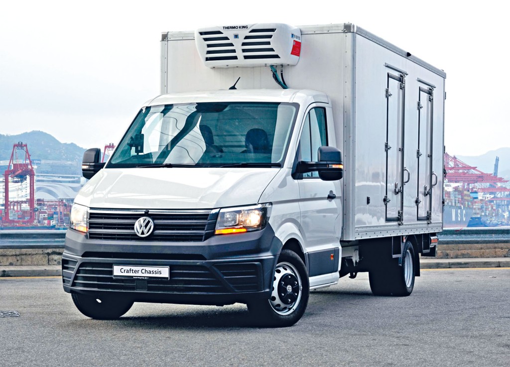 Crafter Chassis 5.5噸雙門貨車陣架可選配長達18呎車尾斗或圖中所見雪斗。
　　