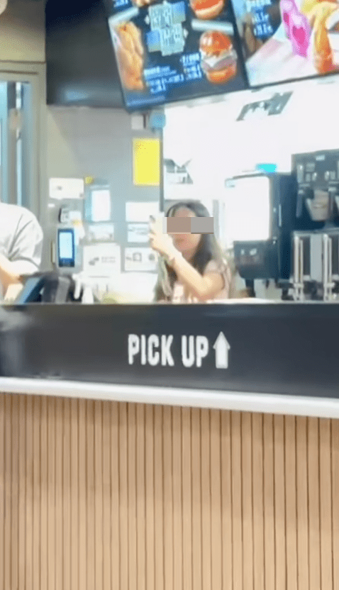 女子舉起手機反向店員拍攝,高呼「阻住你做嘢唔好做呀!」。Threads@_kawai.1030_ 女子舉起手機反向店員拍攝,高呼「阻住你做嘢唔好做呀!」。Threads@_kawai.1030_