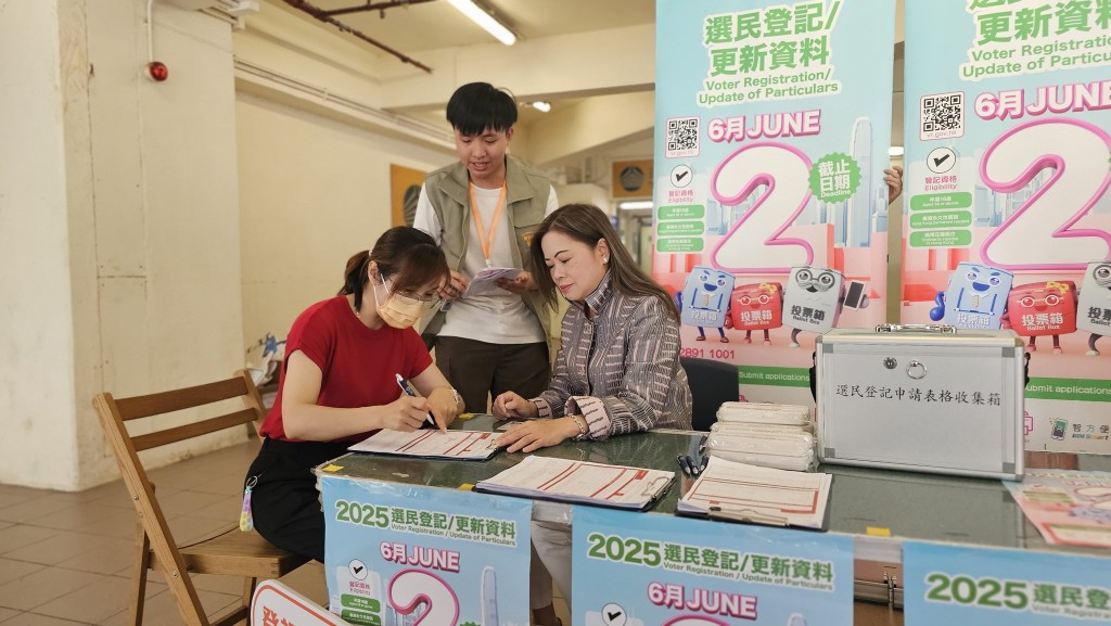 羅淑佩助市民履行公民責任。羅淑佩fb圖片 羅淑佩助市民履行公民責任。羅淑佩fb圖片