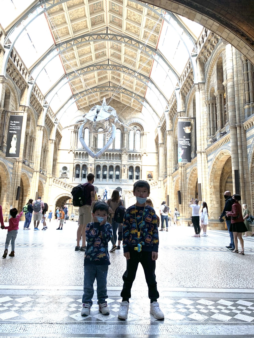 Ashley兩名兒子最愛的倫敦景點是自然史博物館，館內的恐龍骨模型令他們非常震撼。