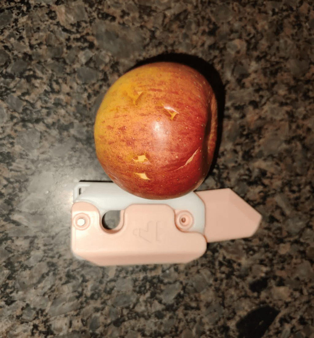 內地記者實測「蘿蔔刀」對一個蘋果造成的損壞。