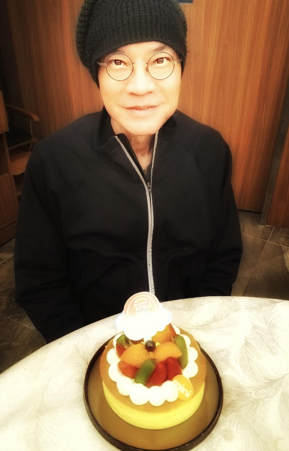 洪朝豐曾罕有更新近況，貼出迎接65歲生日的相片。