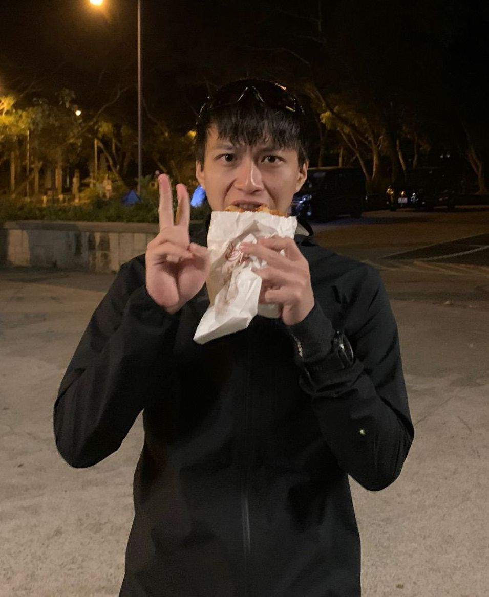 坤哥食嘢補充體力。