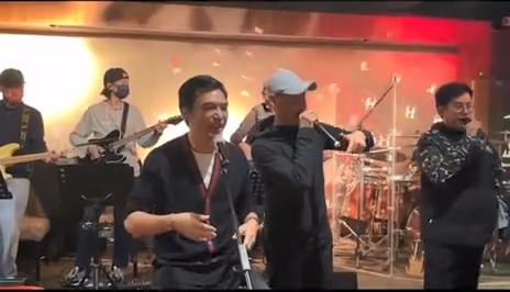 张学友、谭咏麟为锺镇涛唱生日歌。