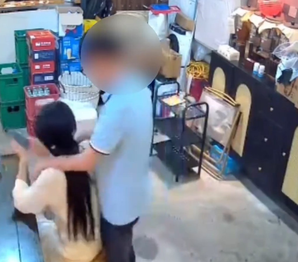 男子在火鍋店突搭老闆娘香肩。百姓關注