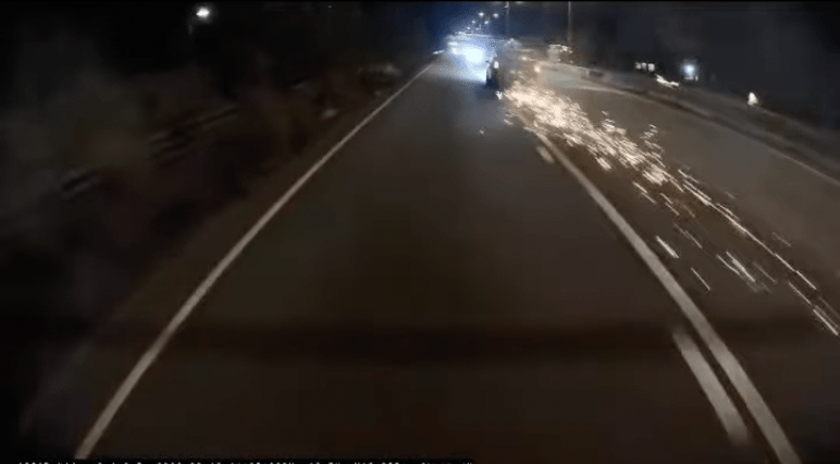 另一段「後cam」片段則更加駭人。該私家車掠過片主後繼續高速逆行，車尾拖出一條長長的火花帶，在漆黑的公路上顯得格外刺眼。