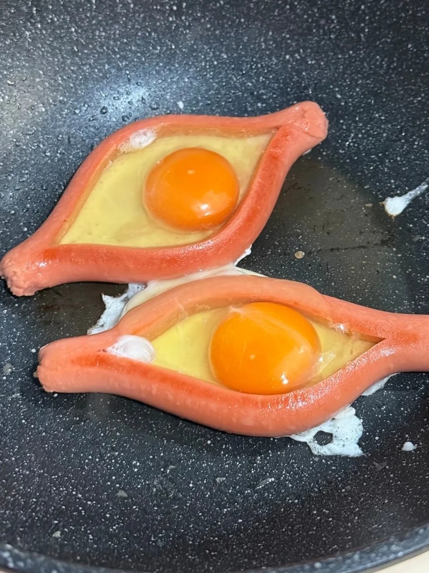 在熱狗腸不斷塞入不同饀料，就像瑜珈褲一樣充滿彈心生，成為新一代的流行「梗」。