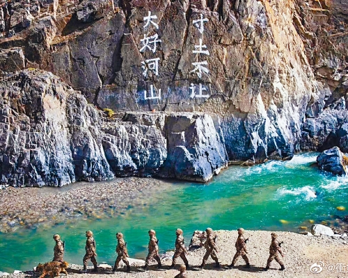 中國士兵在去年爆發衝突的加勒萬河谷巡邏。壁上寫着「大好河山,寸土不讓」。