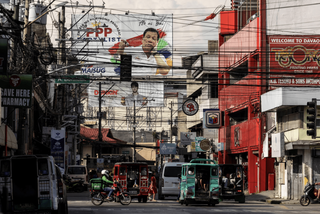 前总统杜特尔特(Rodrigo Duterte)尽管正被关押在荷兰海牙国际刑事法庭候审,在南部城市达沃市仍当选市长。路透社 前总统杜特尔特(Rodrigo Duterte)尽管正被关押在荷兰海牙国际刑事法庭候审,在南部城市达沃市仍当选市长。路透社