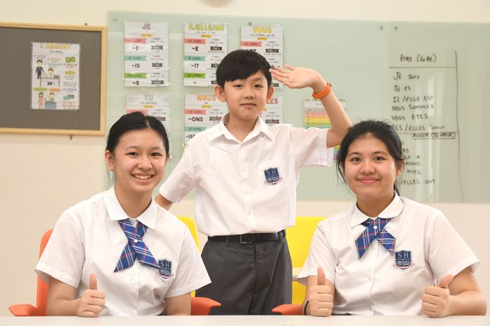 中一學生Joyce（左）、Brandon（中）和Iona（右）均很喜歡新校。