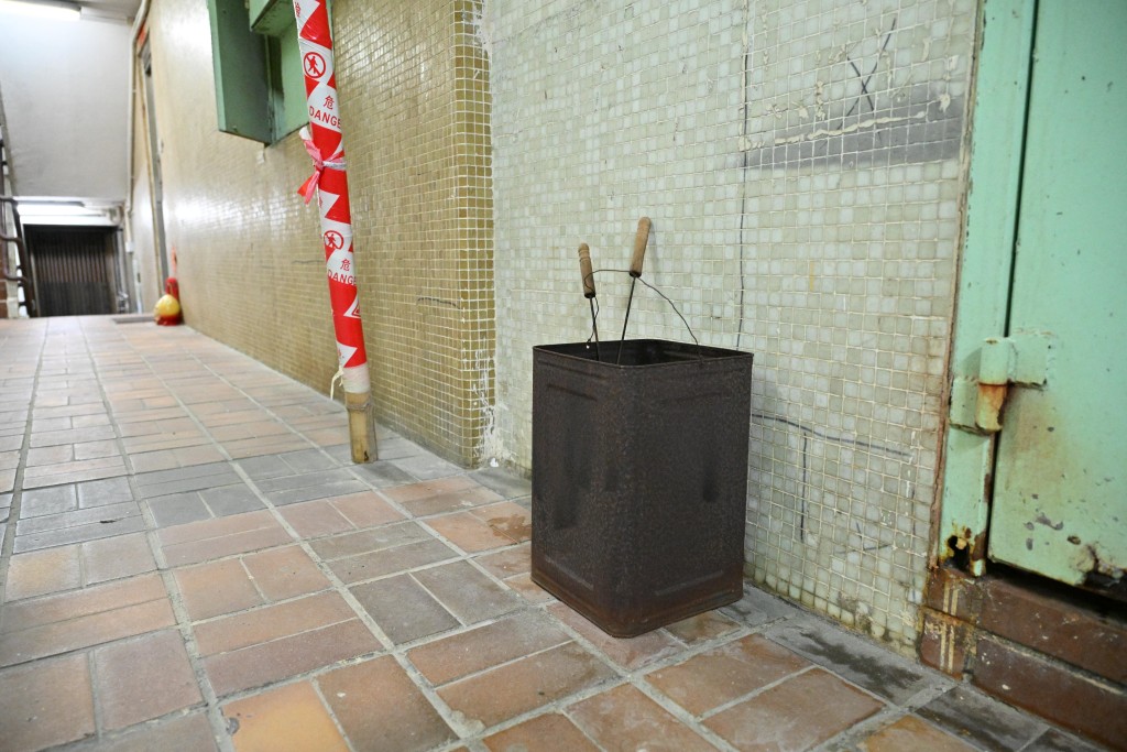C座某層電梯大堂有人擺放化寶桶，內有少量衣紙灰及兩支燒烤叉。