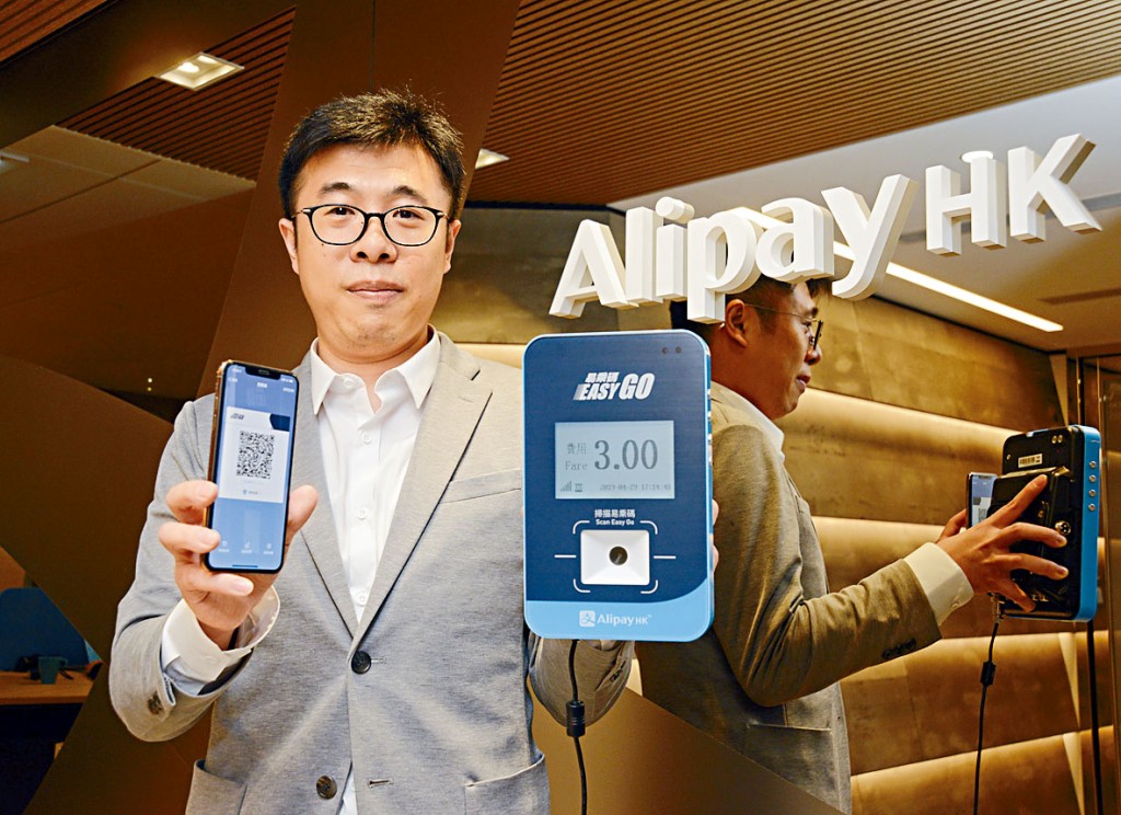 黃育輝指出，進入乘車優惠名單的乘客，只要經過身分認證後，其乘車二維碼將會作特別標記。