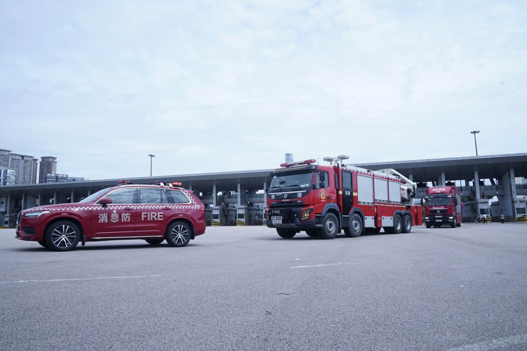 內地及澳門消防救援隊伍分別經深圳灣口岸及港珠澳大橋香港口岸來港。香港保安局FB