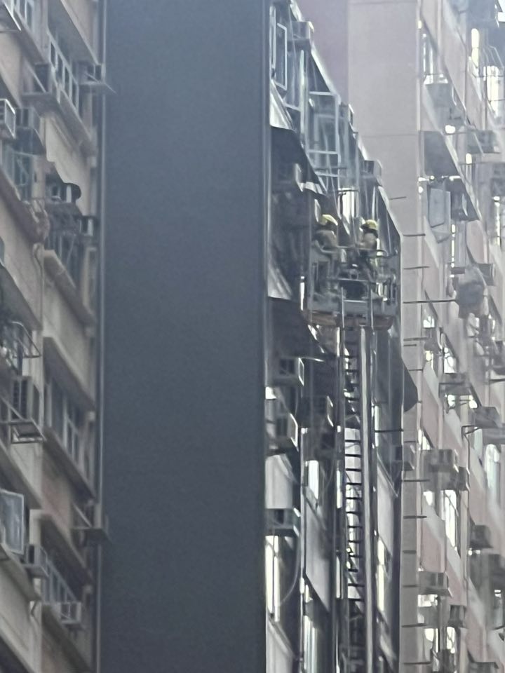 消防升雲梯救援。FB：北角有樂