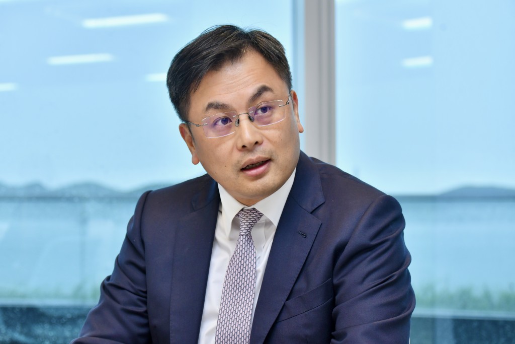 聯想集團執行副總裁兼方案服務業務集團(SSG)總裁黃建恒接受《星島頭條》專訪時表示,河套區因地理優勢,緊密連接深圳的生態體系,有助連接該企在深圳光明區的智慧工廠,同時借力香港國際化平台與深圳的產業鏈優勢,達致深圳製造、香港創科與全球營運的三角架構。 聯想集團執行副總裁兼方案服務業務集團(SSG)總裁黃建恒接受《星島頭條》專訪時表示,河套區因地理優勢,緊密連接深圳的生態體系,有助連接該企在深圳光明區的智慧工廠,同時借力香港國際化平台與深圳的產業鏈優勢,達致深圳製造、香港創科與全球營運的三角架構。