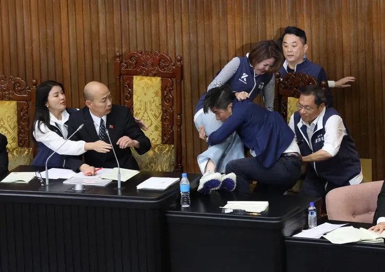 国民党女议员​陈菁徽​被民进党男议员锺佳滨抱摔。　互联网图