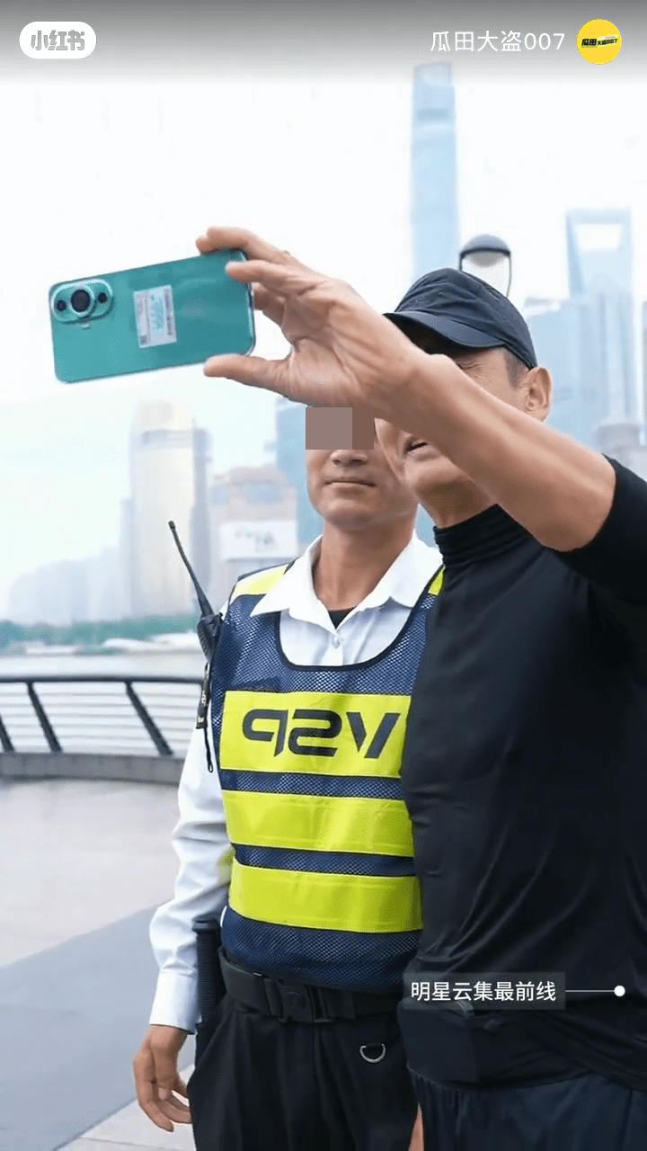 周潤發和粉絲合照。 周潤發和粉絲合照。