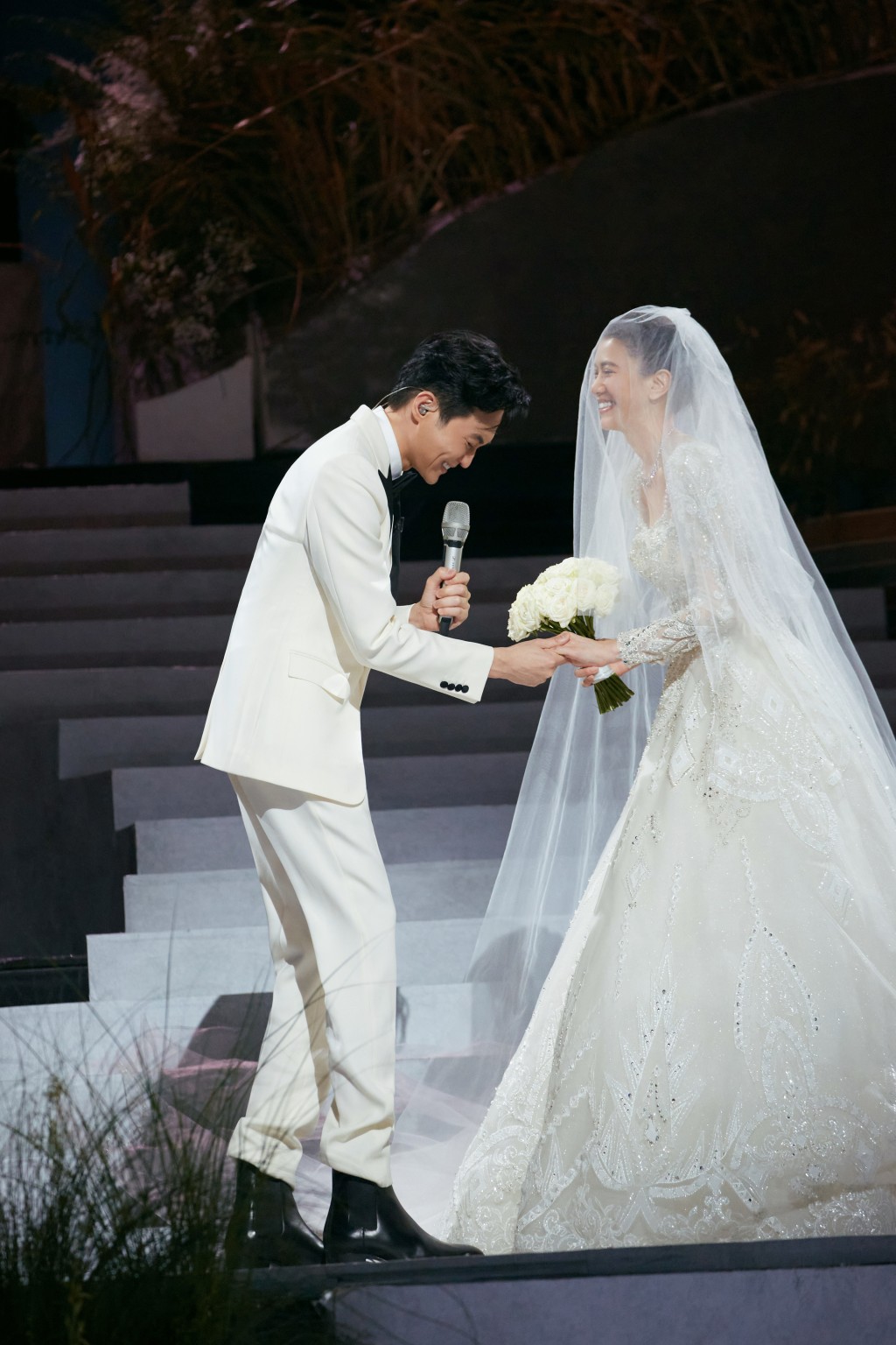 在公演上与袁咏仪补办婚礼，不过节目播出后却被网民闹爆。
