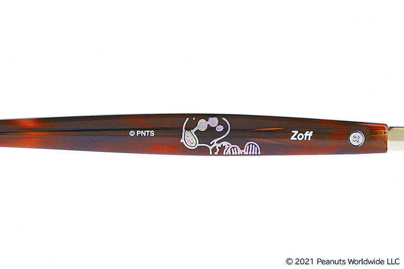 ●深啡鏡架拼淺茶色鏡片，鏡臂內側飾以Joe Cool印花圖案（上圖），附送原創眼鏡布（左圖）及眼鏡袋。