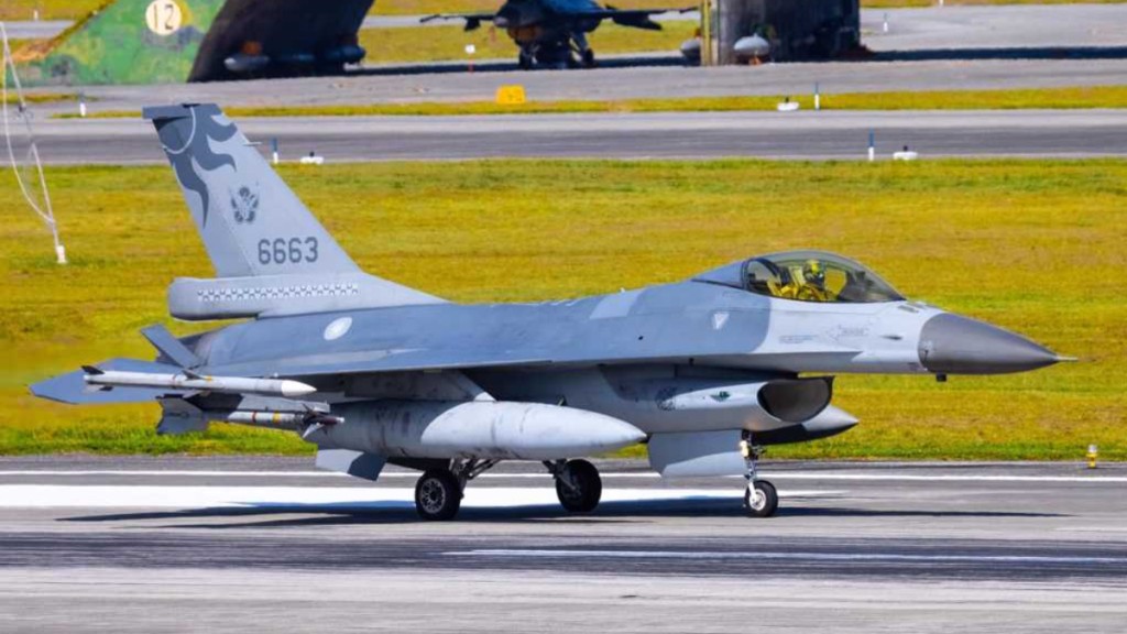 台灣空軍F-16V(6663號機)檢修後試飛，引擎警告燈異常要緊急降落。中時新聞