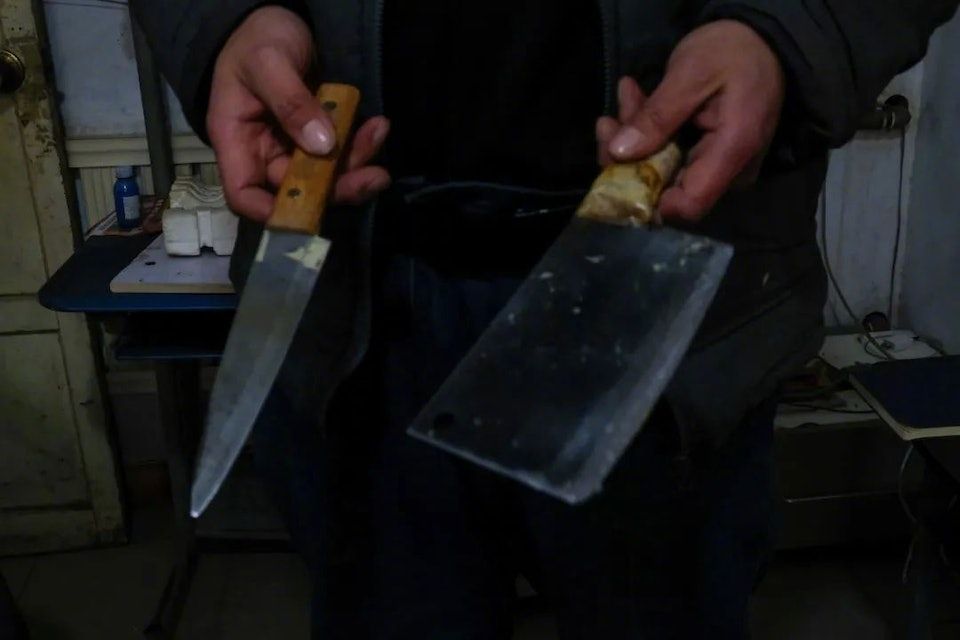 張傑展示行兇者用來斬人的兩種刀。