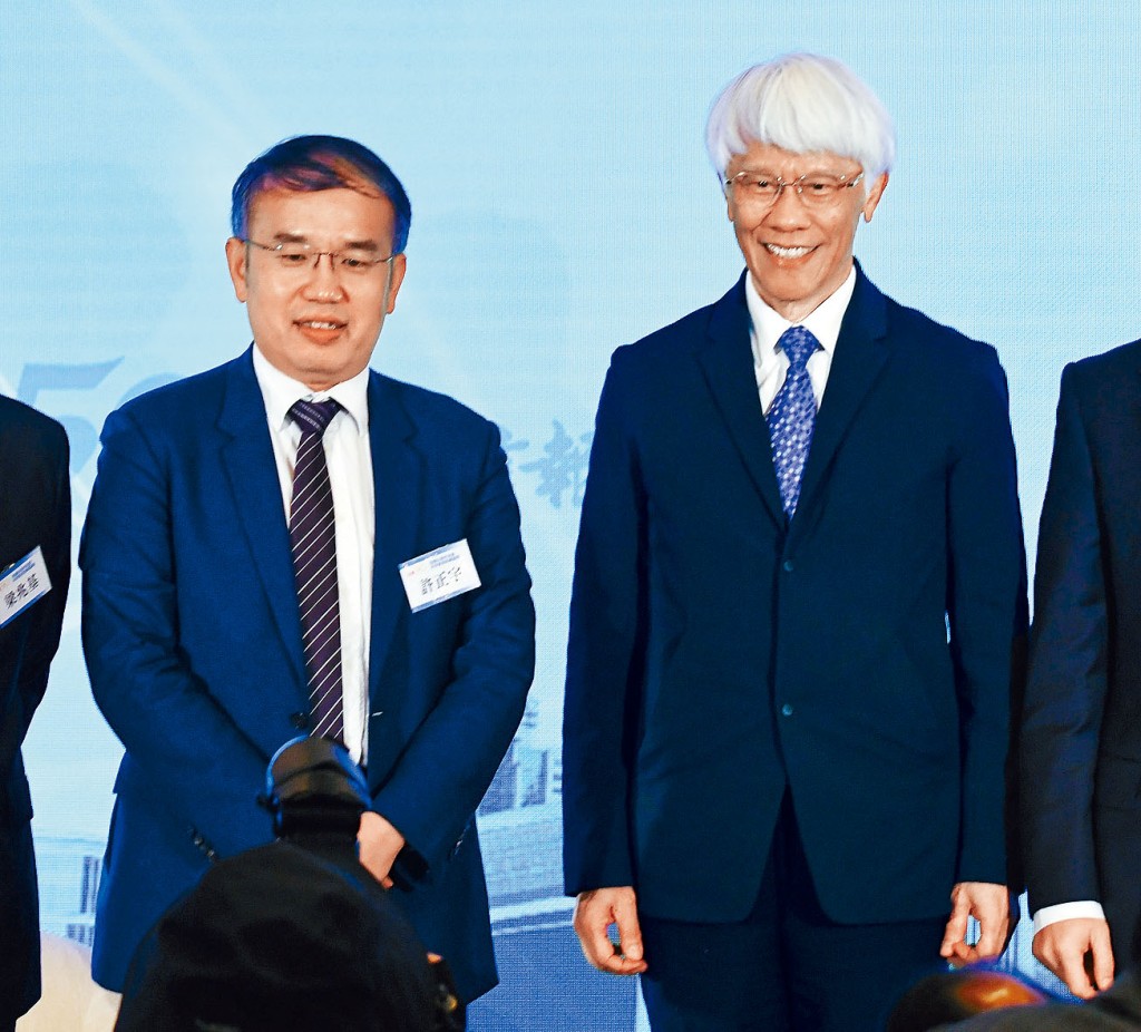 財經事務及庫務局局長許正宇（左）及行政會議成員、金管局前總裁任志剛昨日同台激辯。