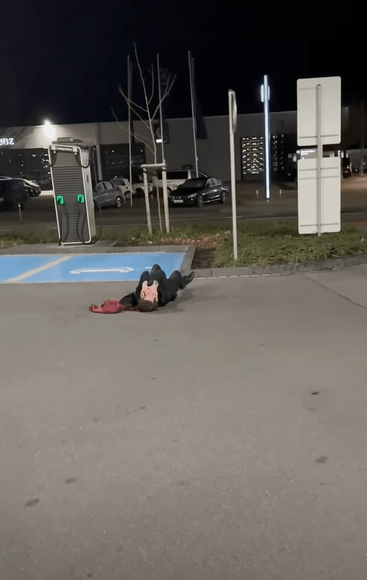 男方脫下外套試圖攔截不果。