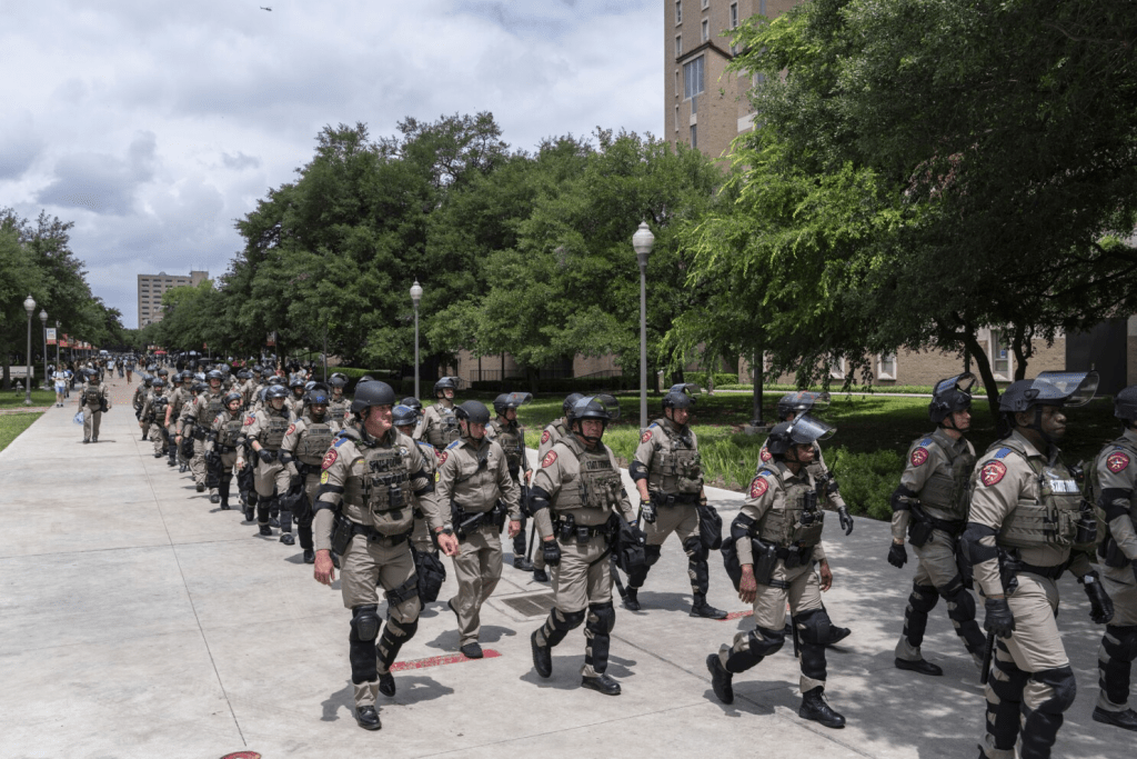 国民警卫队是美国各州政府的地方武装部队，包括美国陆军国民兵和美国空军国民兵。 路透社