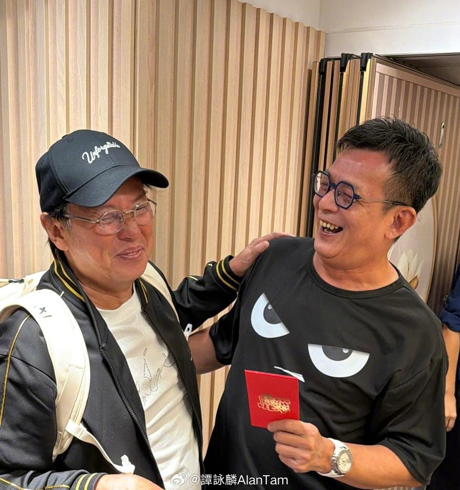 近日黃日華65歲大壽，譚詠麟豪爽送上「大利是」。