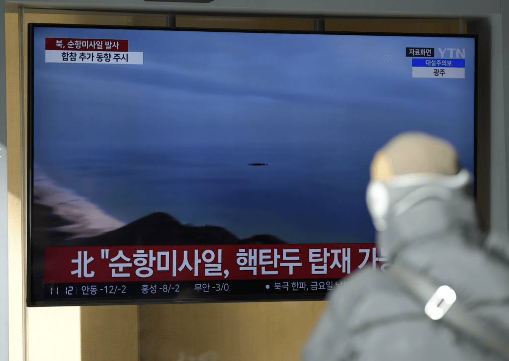周三，在南韩首尔火车站，民众透过电视观看北韩试射新型航巡导弹。美联社