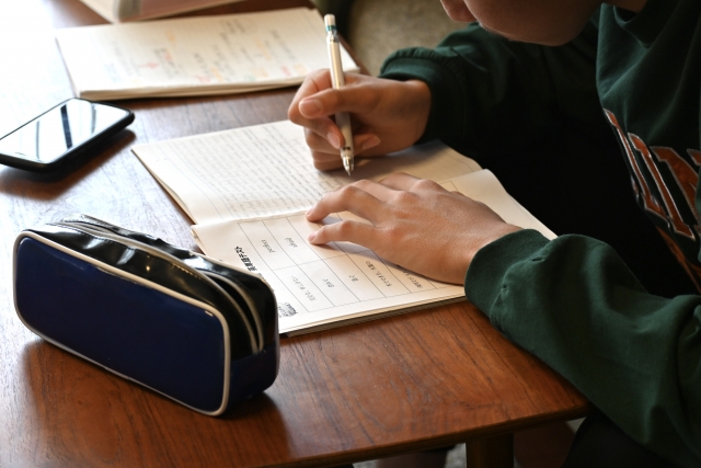 要讓孩子在面試和考試中表現更好，適度的測驗練習非常有益。（圖片來源：PhotoAC）