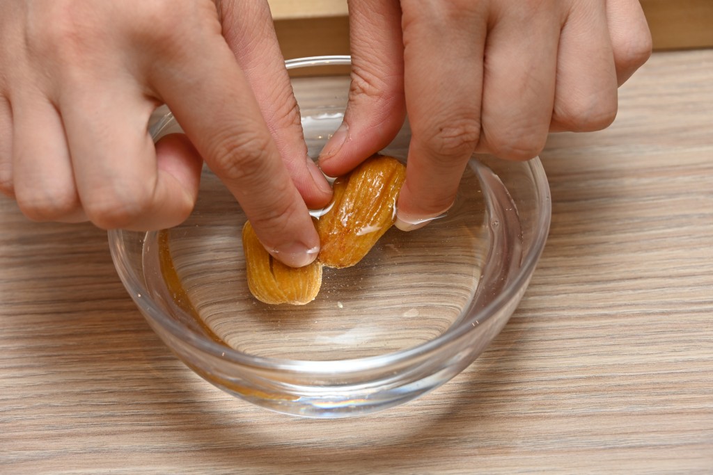 Step 4: 蜜棗洗淨。Rinse the candied dates.