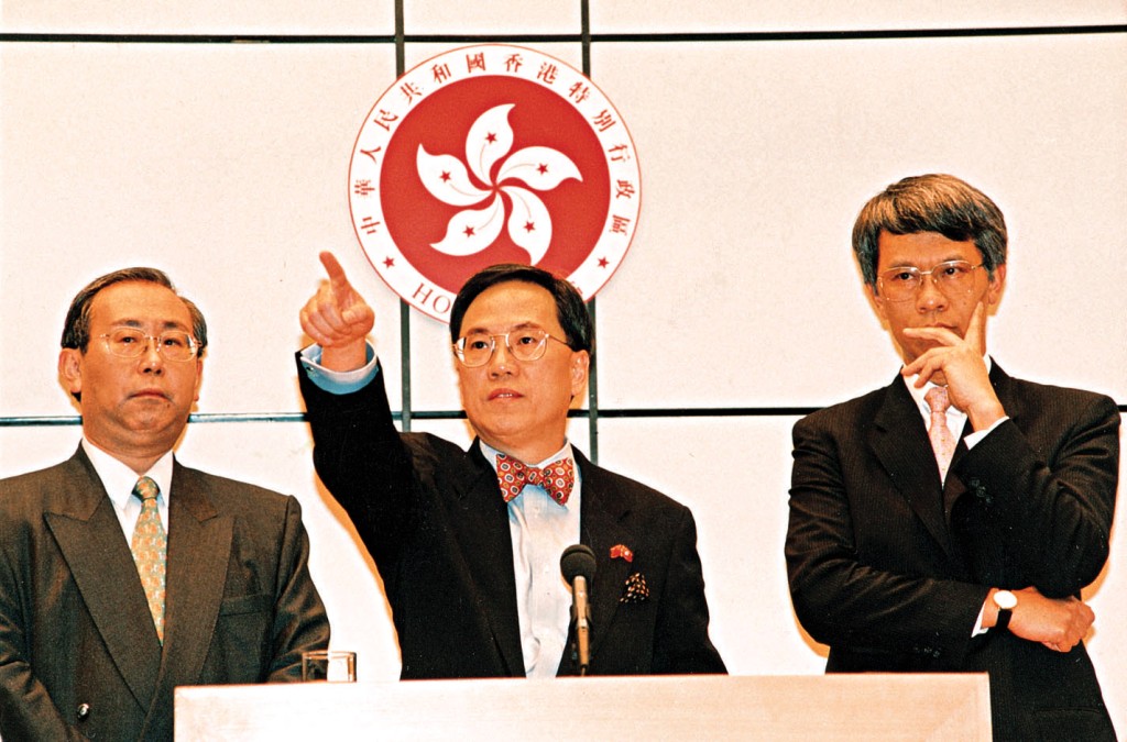 亞洲金融風暴期間，許仕仁（左）與時任財政司司長曾蔭權（中）及金管局任志剛（右）聯手，動手千億公帑入市，最終成功擊退國際「大鱷」。