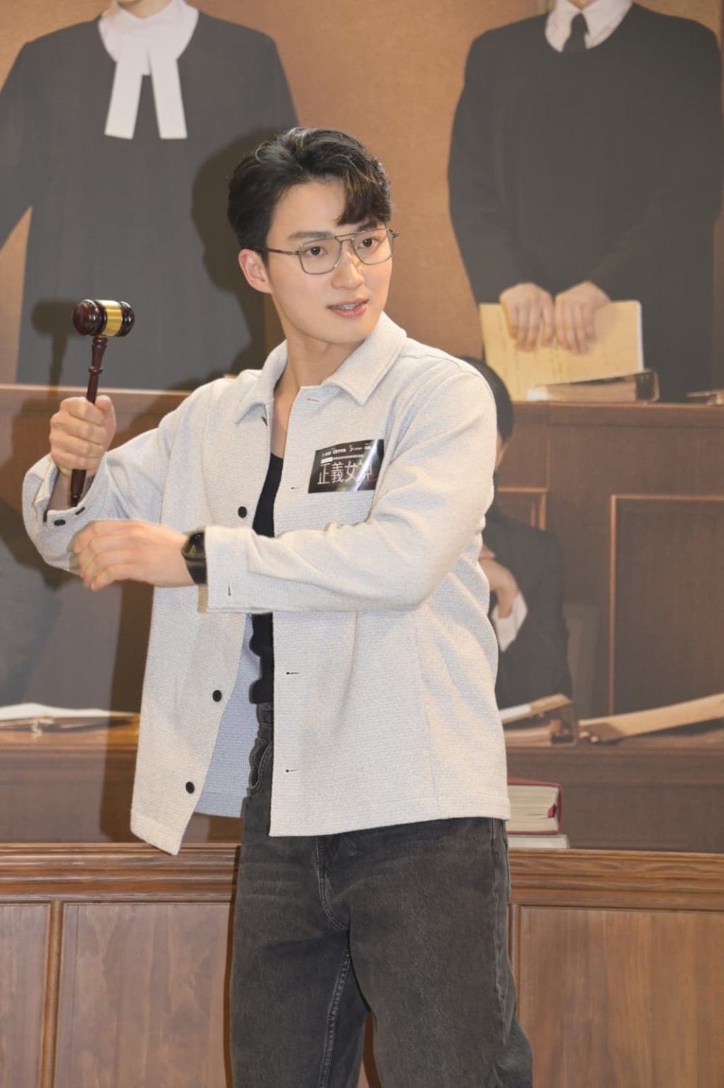 扮演裁判官的周嘉洛形容,是次角色與《愛·回家之開心速遞》的金城安非常不同, 扮演裁判官的周嘉洛形容,是次角色與《愛·回家之開心速遞》的金城安非常不同,