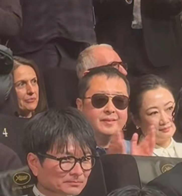 與是枝裕和私交甚篤的內地名導賈樟柯亦帶埋太太趙濤來撐場。（新浪截圖）