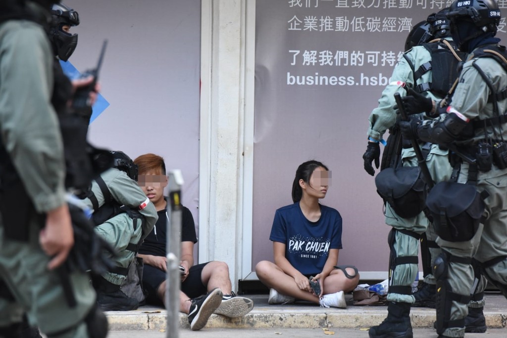 防暴警中環帶走3人。