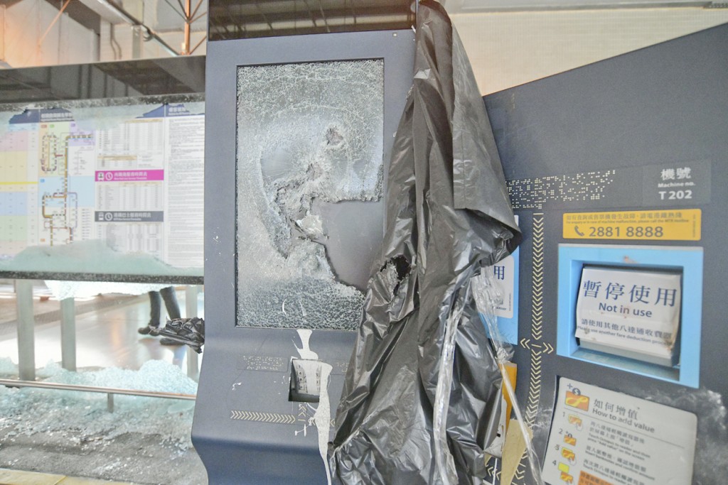 反修例期間，有屯門輕鐵站設施遭破壞。 資料圖片