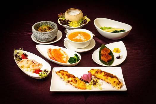 新地會會員於生日之月份，惠顧九龍東皇冠假日酒店紫粵軒中菜館可享 5 折優惠。