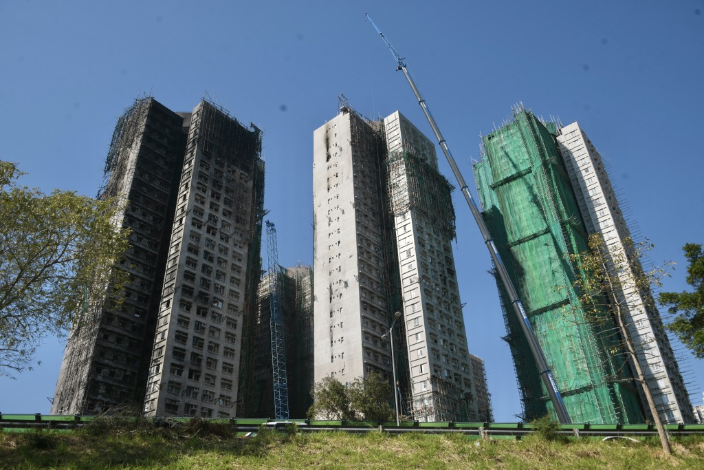 何永贤解释，极高温大火令7座楼宇的钢筋混凝土结构受损，形容“内伤好严重”。