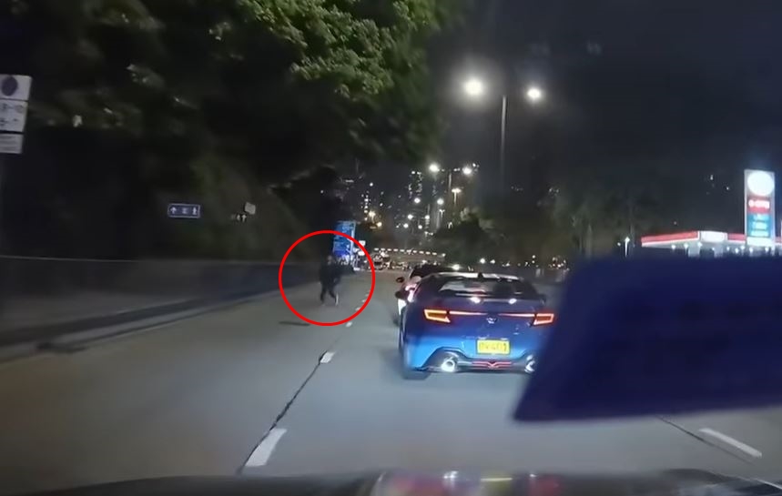 少年見車輛停下，他其後返回路邊。fb車cam L（香港群組）影片截圖