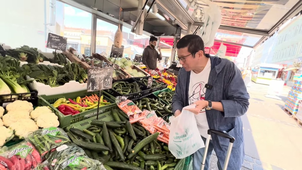 在头两集，杨英伟便已带大家去到当地一个街市。